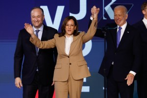 Drugi dżentelmen Doug Emhoff, kandydat Demokratów na prezydenta, wiceprezydent USA Kamala Harris i prezydent USA Joe Biden na scenie pod koniec pierwszego dnia Krajowej Konwencji Demokratów w United Center 19 sierpnia 2024 r. w Chicago, Illinois. 