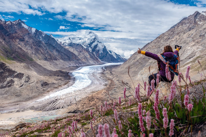 Podróżnik eksplorujący Zanskar w Himalajach