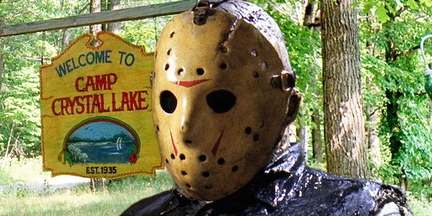 Jason Voorhees przed tablicą informującą o Piątku Trzynastego w Crystal Lake.