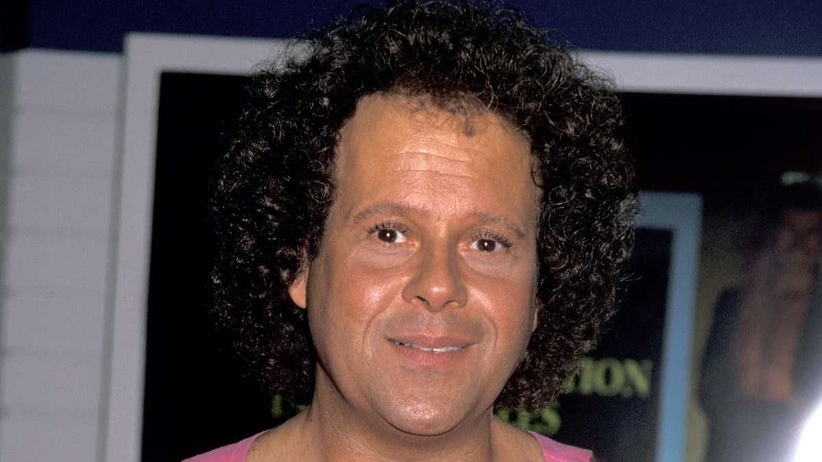 Richard Simmons ma na sobie różowy podkoszulek.