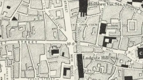 National Library of Scotland Mapa przedstawia zabudowany Londyn, który jest bardzo dobrze znany dzisiaj. Mnóstwo budynków i krętych małych dróg, z widocznymi sądami karnymi.