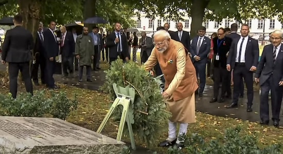 „Nasz Jam Sahab jest zapamiętany jako dobry maharadża w Polsce. Podczas II wojny światowej, gdy Polska była w niebezpieczeństwie, a kobiety i dzieci chciały schronienia, Jam Sahab wystąpił i otworzył obóz dla Polaków” – powiedział. Podczas II wojny światowej mała wioska w Maharasztrze o nazwie Valivade stała się latarnią nadziei dla polskich uchodźców. W czasie, gdy tysiące polskich dzieci i uchodźców znalazło się w ogniu krzyżowym największego konfliktu na Ziemi, Indie stanęły i powitały około 6000 Polaków, którzy uciekli przed sowieckimi represjami w latach 1942–1948. Na zdjęciu widać premiera Modiego składającego hołd przy pomniku. (Zdjęcie PTI) 