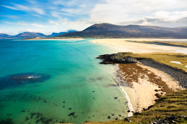 Plaża Seilebost na wyspie Harris na szkockich Hebrydach Zewnętrznych, z widokiem na cieśninę Sound of Taransay i Ocean Atlantycki.