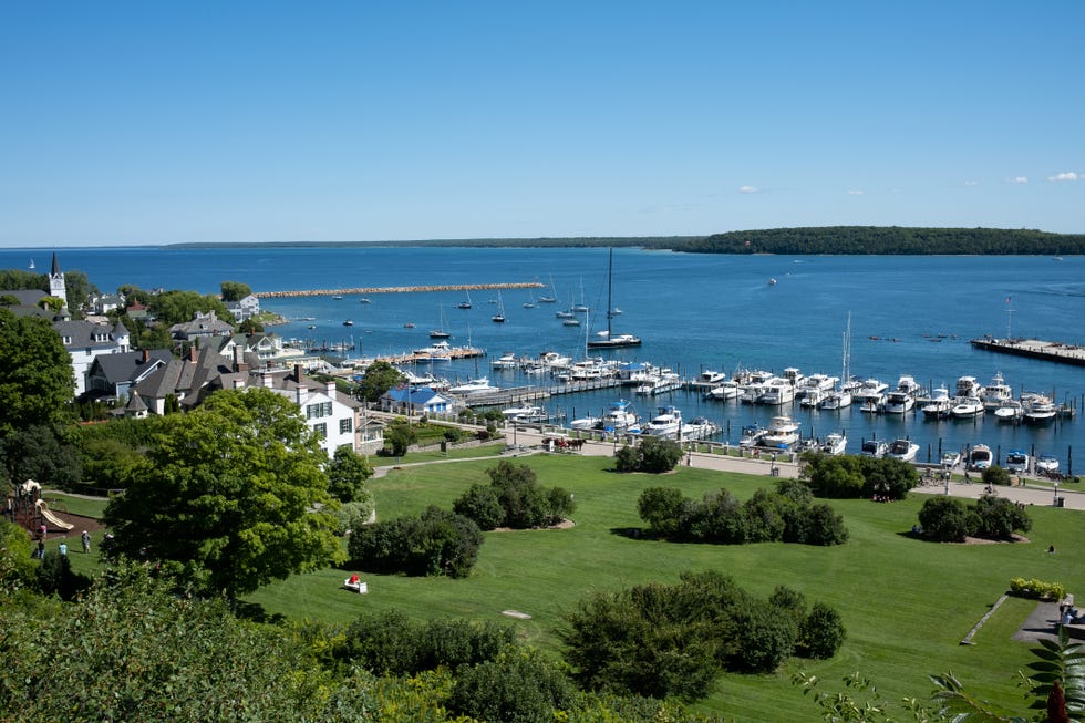 malowniczy widok na piękny krajobraz, widok z góry na łodzie zacumowane w porcie na tle czystego, błękitnego nieba, wyspa Mackinac, Michigan, Stany Zjednoczone, USA