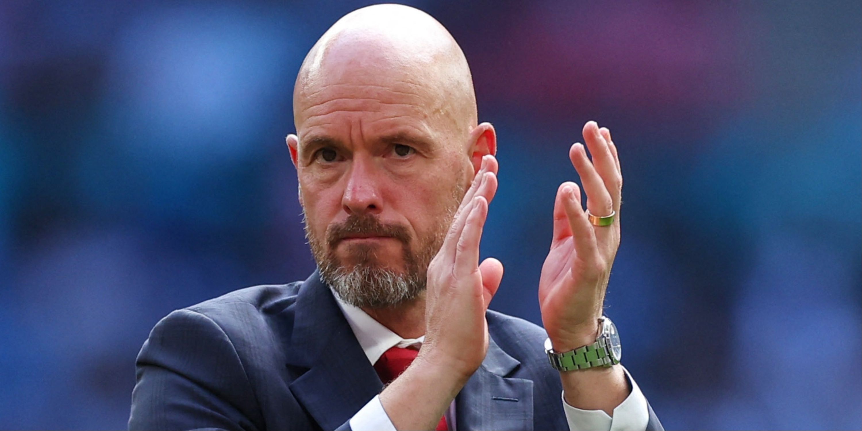 Trener Manchesteru United Erik ten Hag bije brawo kibicom