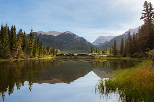 Na zdjęciu pociąg Rocky Mountaineer przejeżdżający przez malownicze jezioro Mule Shoe w Albercie.