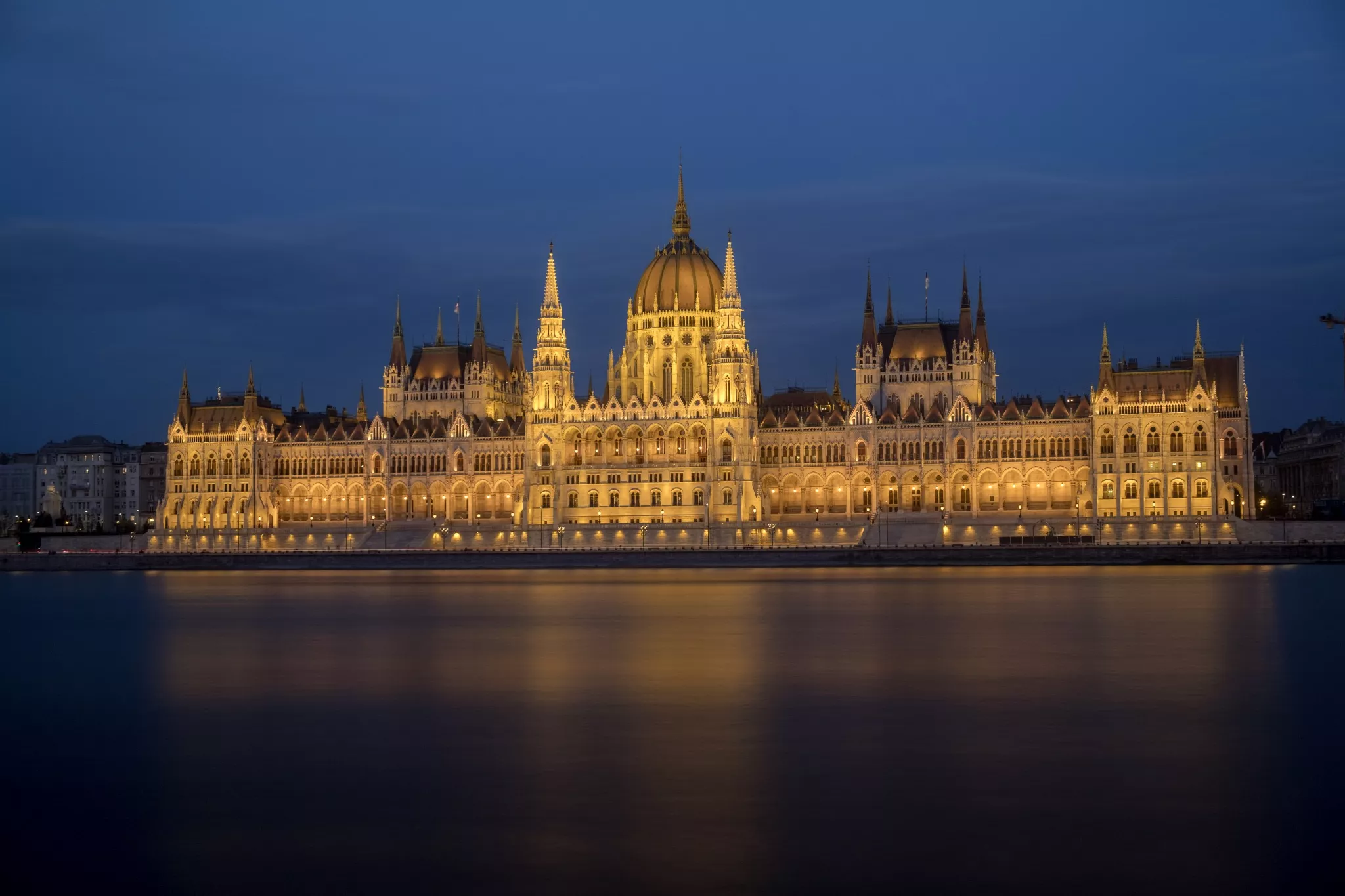 Budynek parlamentu w Budapeszcie sfotografowany nocą aparatem Fujifilm X-T2