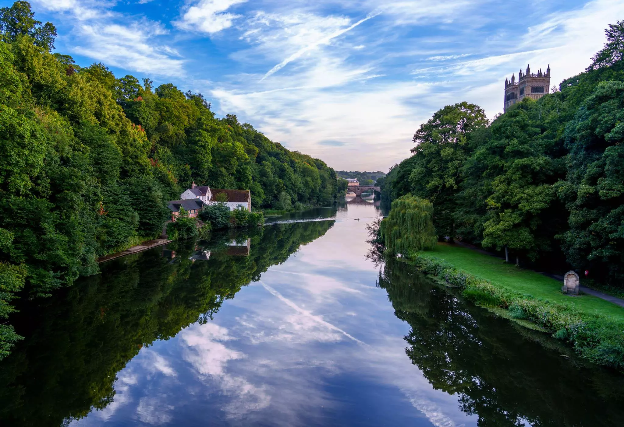 Spokojny poranek nad rzeką Wear w Durham w Wielkiej Brytanii z uderzającymi odbiciami w wodzie. Zdjęcie zrobione aparatem Sony a7RV