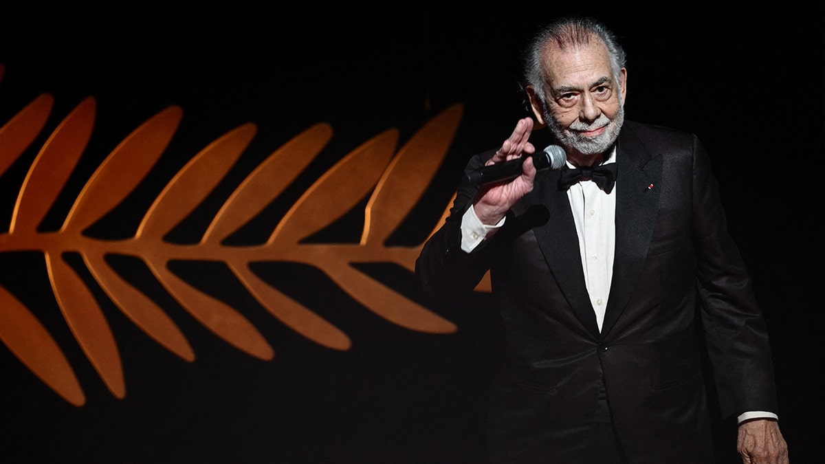 Francis Ford Coppola stoi na scenie i macha do publiczności