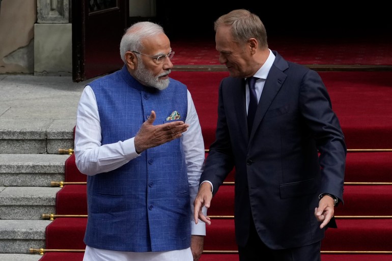 Premier Indii Narendra Modi (po lewej) witany przez swojego polskiego odpowiednika Donalda Tuska (po prawej) przed rozmowami w Warszawie, w Polsce, w czwartek 22 sierpnia 2024 r. (AP Photo/Czarek Sokolowski)