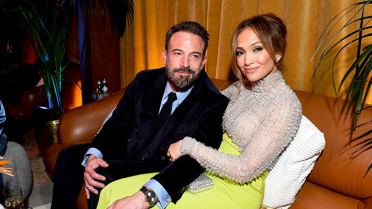 Ben Affleck i Jennifer Lopez siedzą razem na kanapie