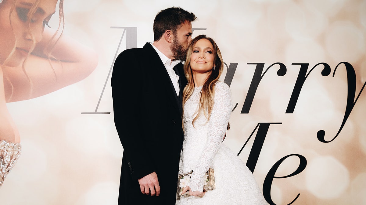 Ben Affleck całuje głowę Jennifer Lopez na czerwonym dywanie