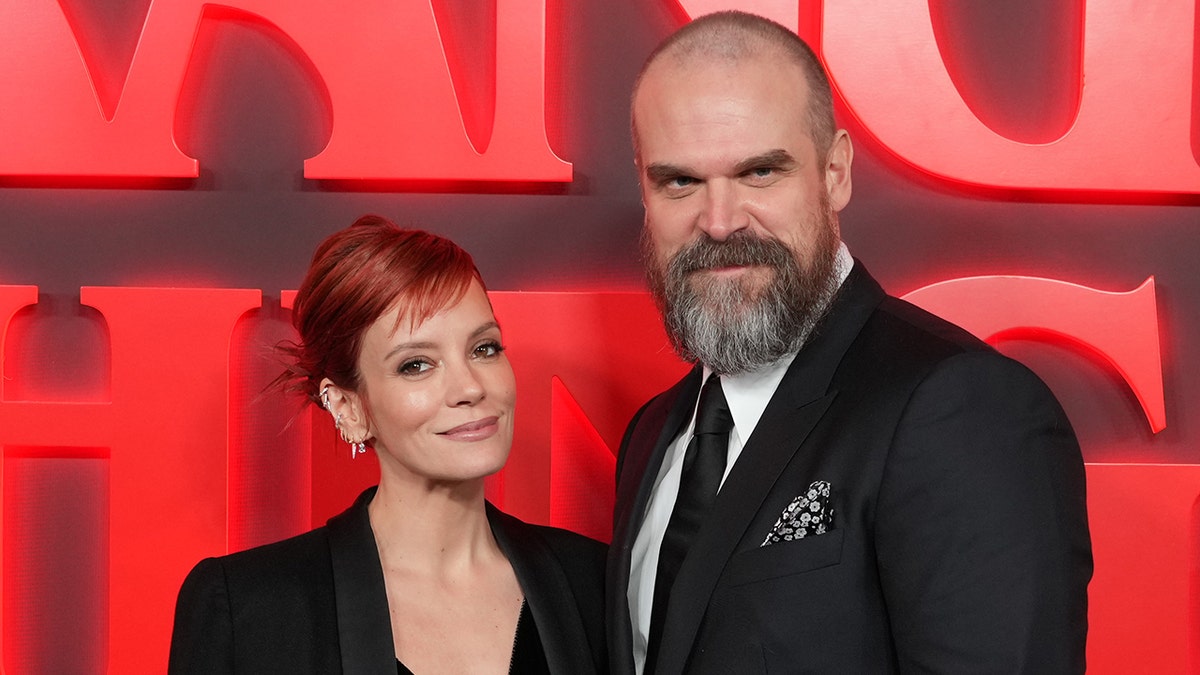 Lily Allen i David Harbour w czarnych garniturach na premierze Stranger Things.