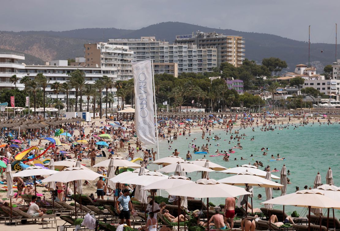 Mieszkańcy protestują, aby odzyskać przestrzeń od turystów w hiszpańskich destynacjach Majorki i Wysp Kanaryjskich. Tutaj turyści są widziani na plaży w Magaluf na Majorce.