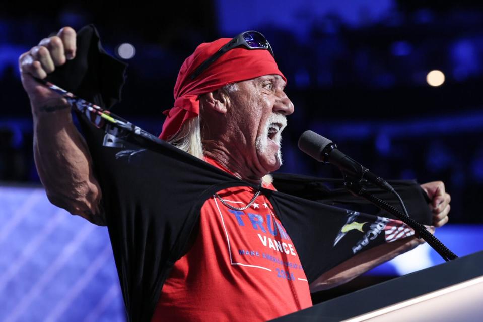 Hulk Hogan zrywa koszulkę, odsłaniając czerwoną koszulkę Trumpa.