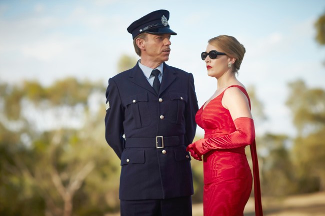 KRAWIEC, od lewej: Hugo Weaving, Kate Winslet, 2015. fot. Ben King / © Broad Green Pictures / dzięki uprzejmości Everett Collection