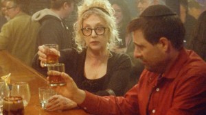 „MIĘDZY ŚWIĄTYNIAMI”, od lewej: Carol Kane, Jason Schwartzman, 2024. fot. Sean Price Williams / © Sony Pictures Classics / dzięki uprzejmości Everett Collection