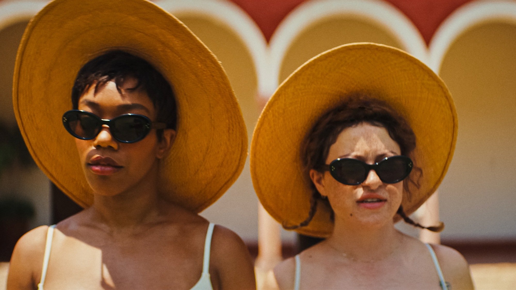 Naomi Ackie gra Fridę, a Alia Shawkat Jess w filmie reżyserki Zoë Kravitz "Mrugnij dwa razy."