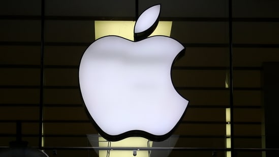 Logo Apple podświetlone w sklepie w centrum Monachium w Niemczech, 16 grudnia 2020 r. (Matthias Schrader/AP)