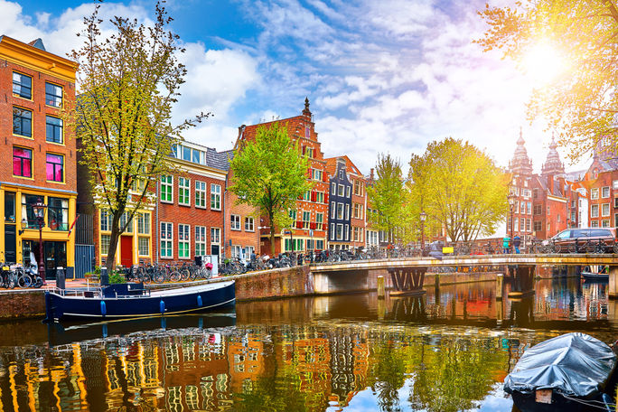 Zabytkowe budynki i kanał w historycznym centrum Amsterdamu. 