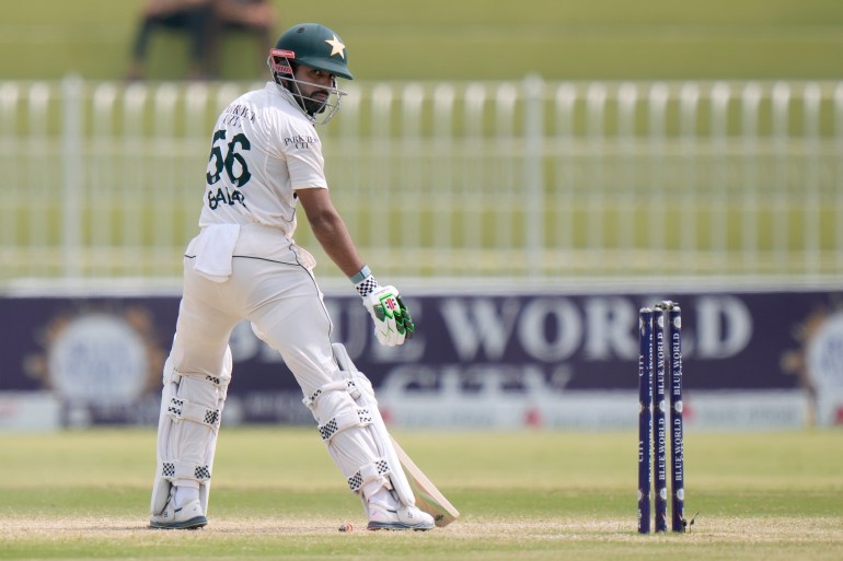 Pakistańczyk Babar Azam reaguje po tym, jak został wyrzucony z boiska przez Nahida Ranę z Bangladeszu podczas piątego dnia pierwszego meczu testowego w krykiecie pomiędzy Pakistanem a Bangladeszem w Rawalpindi w Pakistanie, w niedzielę, 25 sierpnia 2024 r. (AP Photo/Anjum Naveed)