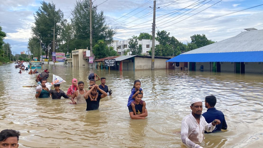 Mieszkańcy Feni w Bangladeszu wychodzą na wyżej położone tereny po poważnej powodzi.