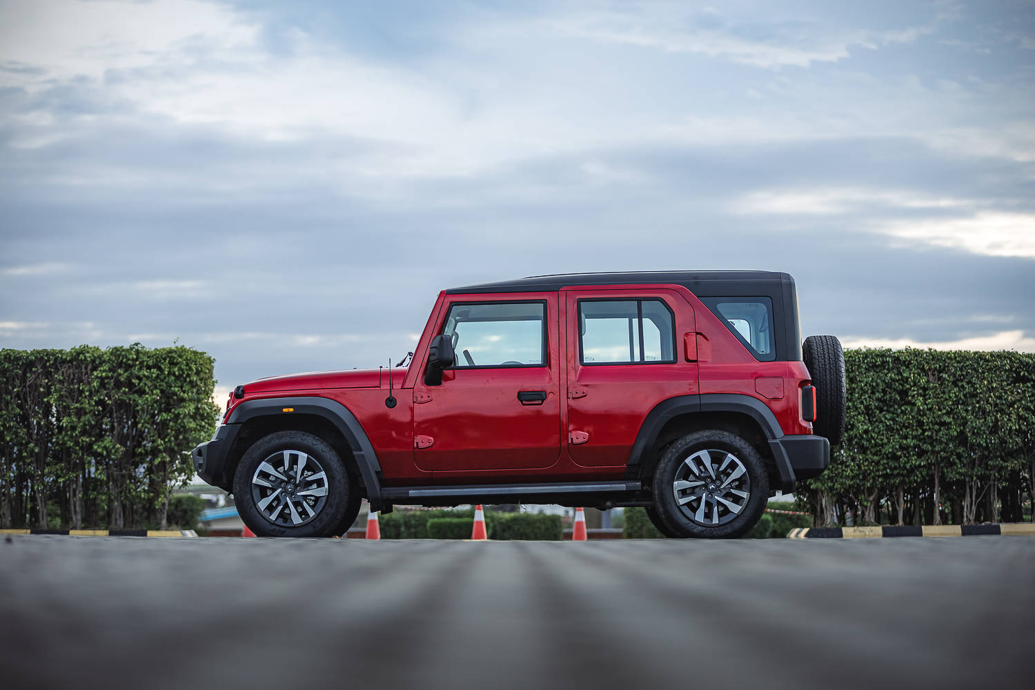 Mahindra Thar Roxx otrzymuje metalowy twardy dach 