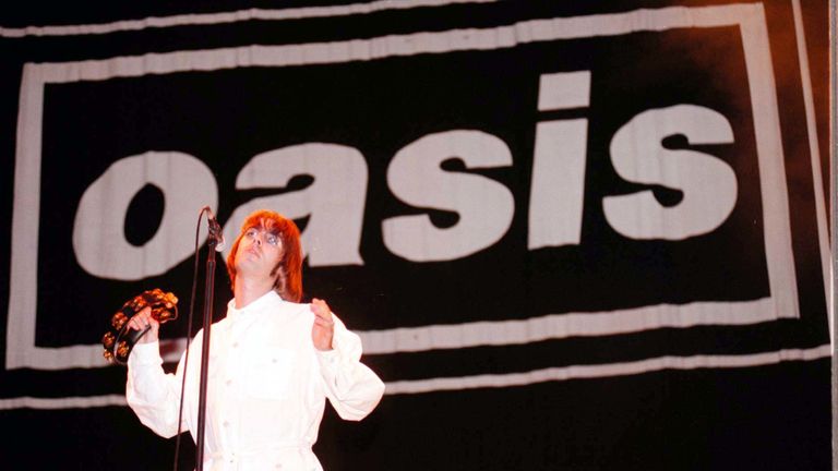 Liam Gallagher z Oasis na koncercie na scenie w Knebworth House, Herts dziś wieczorem (sobota). Zdjęcie: Stefan Rousseau/PA. Przeczytaj mniej Zdjęcie: Stefan Rousseau/PA Archive/PA Images Data wykonania: 10-Aug-1996