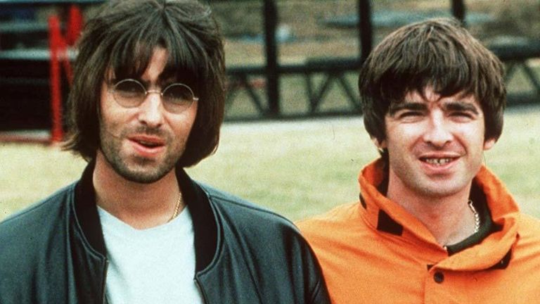 Liam i Noel Gallagher na koncertach Oasis Knebworth. Fot.: Times Newspapers/Shutterstock Oasis na festiwalu Knebworth, Wielka Brytania - sierpień 1996 Liam i Noel Gallagher sierpień 1996