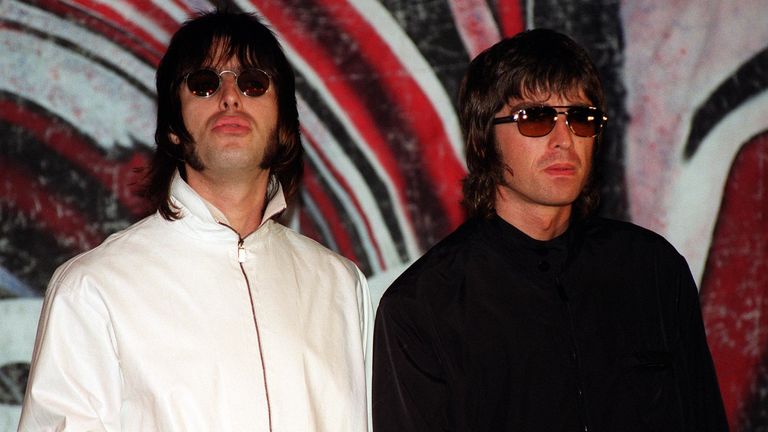 Liam (L) i Noel Gallagher z zespołu Oasis na konferencji prasowej w Londynie, aby ogłosić, że basista Paul „Guigsy” McGuigan opuścił zespół - nieco ponad dwa tygodnie po tym, jak zrobił to gitarzysta Paul „Bonehead” Arthurs. * 1.03.02: Szef kuchni Naked Chef Jamie Oliver został wybrany najlepszym sąsiadem-celebrytą, wyprzedzając rywala w dziedzinie gotowania telewizyjnego Lawsona. Prezenter BBC2 znalazł się na szczycie ankiety gwiazd, które ludzie chcieliby widzieć obok siebie w ankiecie magazynu Your Home i firmy oszczędnościowej Birmingham Midshires. Nei