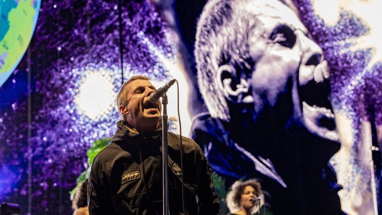 Liam Gallagher wykonujący swój koncert Definitely Maybe z okazji 30. rocznicy w O2 Arena w Londynie. Fot.: Dan Reid/Shutterstock