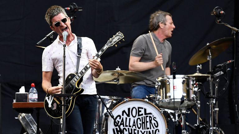 Noel Gallagher śpiewa podczas występu zespołu High Flying Birds Noela Gallaghera na stadionie Twickenham w Londynie, Wielka Brytania, 8 lipca 2017 r. REUTERS/Dylan Martinez