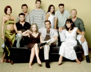 BEVERLY HILLS 90210, (stoją, od lewej): Tori Spelling, Joe E. Tata, Daniel Cosgrove, Vanessa Marcil, Vincent Young, (siedzą): Brian Austin Green, Jennie Garth, Luke Perry, Lindsay Price, (1999), 1990-2000. zdjęcie: George Lange / © Aaron Spelling Prod. / Dzięki uprzejmości: Everett Collectiona