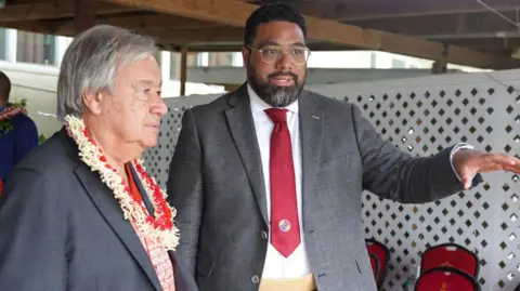 Getty Images Lord Fatafehi ​​Fakafanua (z prawej), przewodniczący parlamentu Tonga, informuje Sekretarza Generalnego ONZ Antonio Guterresa w Nuku'alofa 26 sierpnia 2024 r.