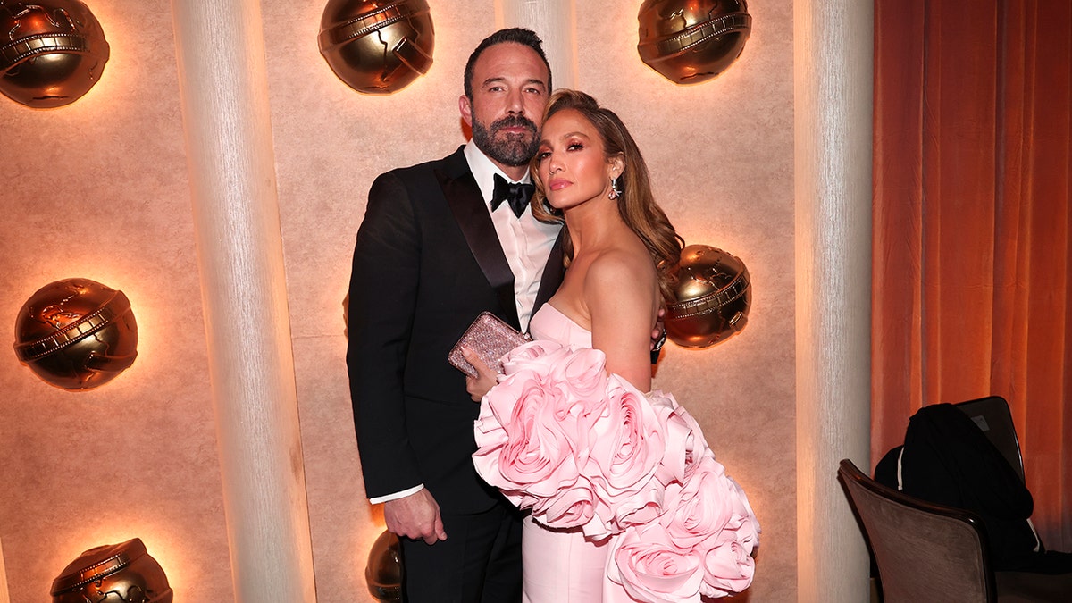 Jennifer Lopez i Ben Affleck przytulają się do zdjęcia