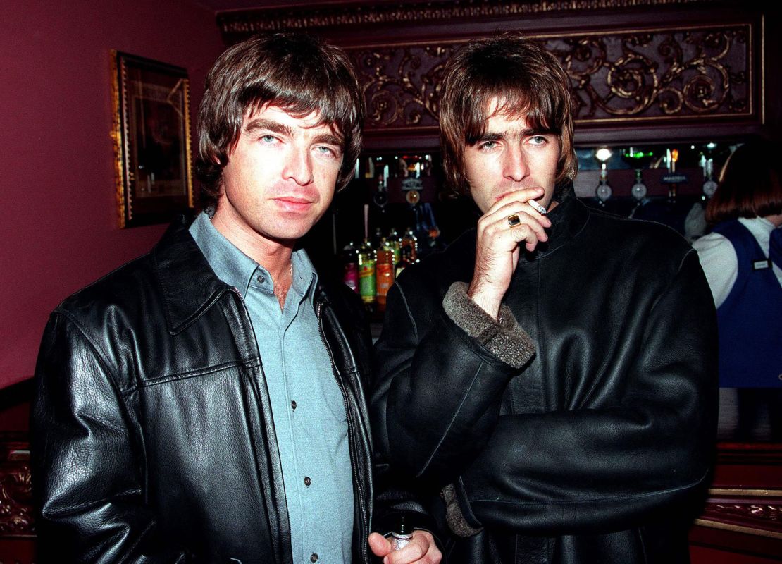 Noel Gallagher (po lewej) i Liam Gallagher (po prawej) na zdjęciu w Londynie w 1995 roku.