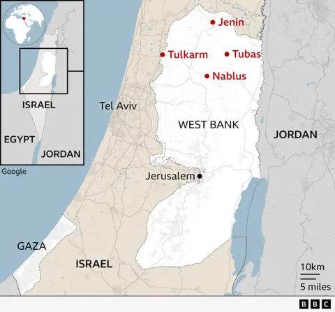 Mapa lokalizacyjna przedstawiająca Zachodni Brzeg i Izrael, z zaznaczeniem północnego miasta Dżanin na Zachodnim Brzegu, miasta Tulkarm, centralnego miasta Nablus i Tubas na wschodzie