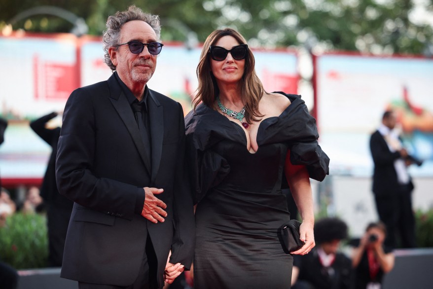 Reżyser Tim Burton i członkini obsady Monica Bellucci pozują na czerwonym dywanie 