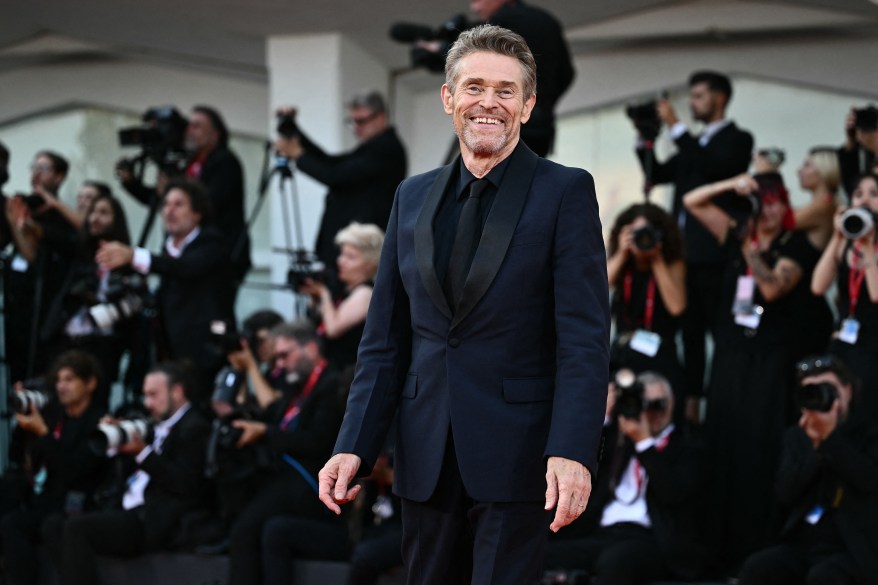 Willem Dafoe pojawia się na czerwonym dywanie podczas premiery filmu otwierającego "Sok z żuka Sok z żuka" zaprezentowany poza konkursem podczas 81. Międzynarodowego Festiwalu Filmowego w Wenecji na Lido w Wenecji, 28 sierpnia 2024 r. 