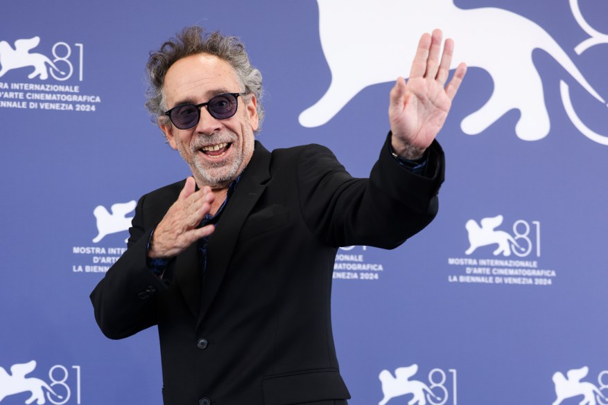 Tim Burton bierze udział w sesji zdjęciowej do filmu "Sok z żuka Sok z żuka" podczas 81. Międzynarodowego Festiwalu Filmowego w Wenecji, który odbędzie się 28 sierpnia 2024 r. w Wenecji we Włoszech.