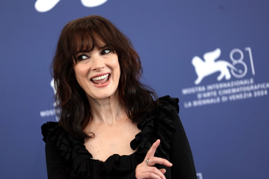 Winona Ryder bierze udział w sesji zdjęciowej do filmu "Sok z żuka Sok z żuka" podczas 81. Międzynarodowego Festiwalu Filmowego w Wenecji, który odbędzie się 28 sierpnia 2024 r. w Wenecji we Włoszech.