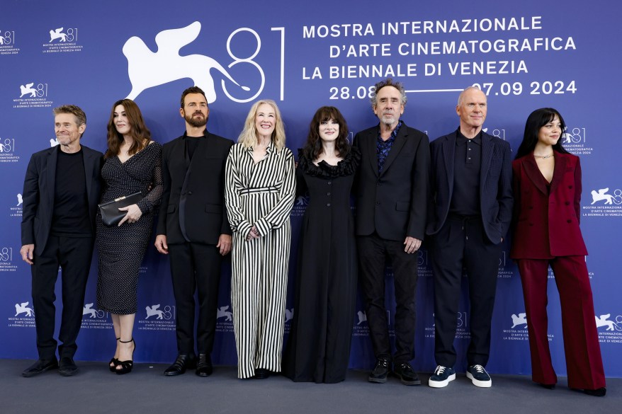 Willem Dafoe, Monica Bellucci, Justin Theroux, Catherine O'Hara, Winona Ryder, reżyser Tim Burton, Michael Keaton i Jenna Ortega pozują na sesji zdjęciowej do filmu „Sok z żuka” przed ceremonią otwarcia Festiwalu Filmowego w Wenecji we Włoszech, 28 sierpnia 2024 r. 81. edycja Międzynarodowego Festiwalu Filmowego w Wenecji odbędzie się w dniach 28 sierpnia – 7 września 2024 r.