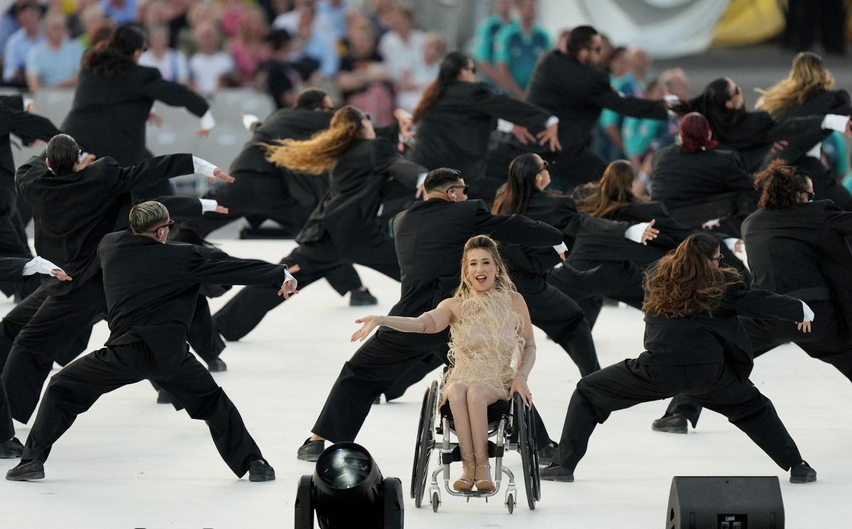 Wykonawcy podczas ceremonii otwarcia Letnich Igrzysk Paraolimpijskich Paryż 2024 na Place de la Concorde w Paryżu, Francja, 28 sierpnia 2024 r. 