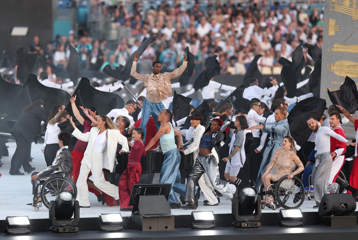 Ogólny widok zespołu Discord wykonującego występ otwierający ceremonię otwarcia Letnich Igrzysk Paraolimpijskich Paryż 2024 na Place de la Concorde w Paryżu, Francja, 28 sierpnia 2024 r. 