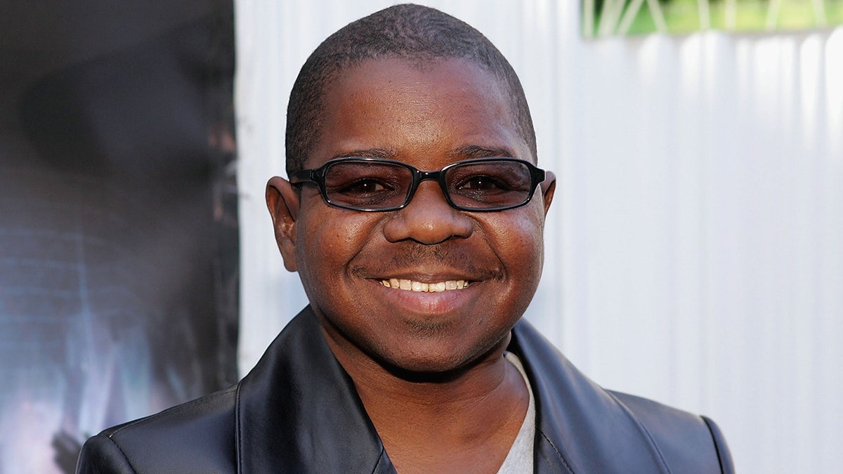 Gary Coleman w okularach przeciwsłonecznych i uśmiechnięty