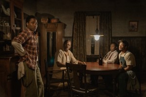 John David Washington, Samuel L. Jackson, Michael Potts i Ray Fisher w filmie „Lekcja gry na pianinie”