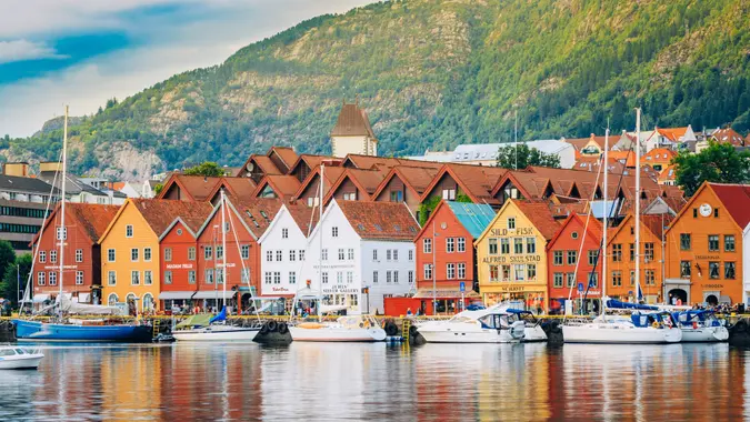 Bergen, Norwegia - 3 sierpnia 2014 r.: Widok zabytkowych budynków w Bryggen - nabrzeżu hanzeatyckim w Bergen w Norwegii.