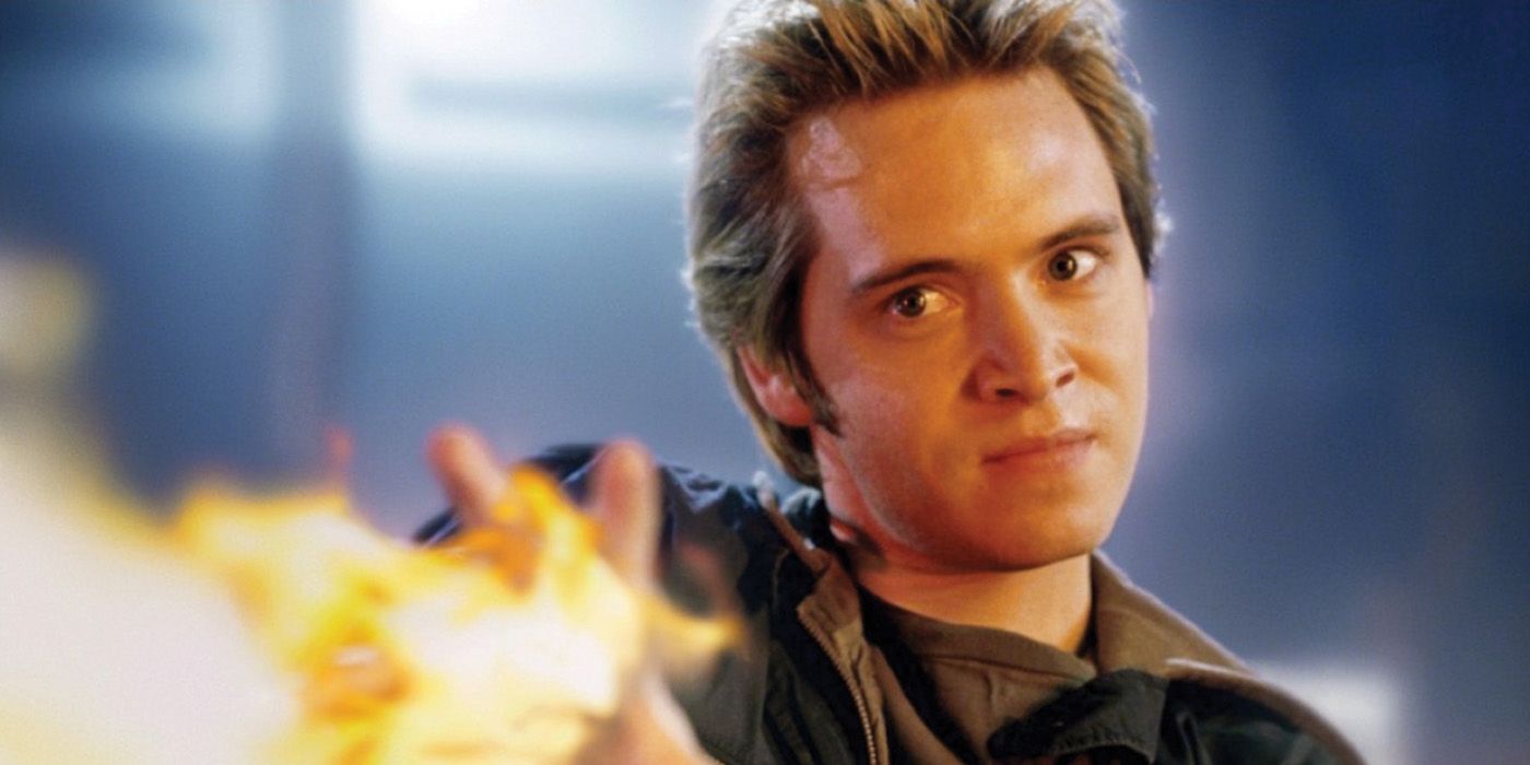 Pyro (aktor Aaron Stanford) strzelający ogniem z ręki w filmie X-Men produkcji FOX.