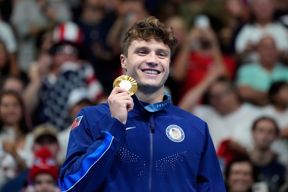 Amerykanin Bobby Finke pozuje do zdjęcia ze swoim złotym medalem na podium zawodów mężczyzn...