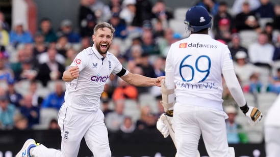 Chris Woakes z Anglii (po lewej) świętuje zdobycie bramki przez Angelo Mathewsa ze Sri Lanki w trzecim dniu pierwszego meczu testowego pomiędzy Anglią a Sri Lanką (AP)